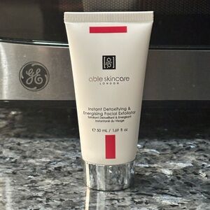 Instant Detoxifying & Energising Facial Exfoliator
